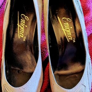 Women's Enigma Size 8B Shoes. Taupe Color Very Good Condition.